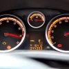 Tradicionalna analogna instrumentna ploča za automobile s mehaničkim brzinomjerom i tahometrom