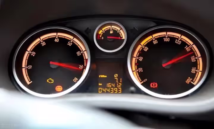 Tradicionalna analogna instrumentna ploča za automobile s mehaničkim brzinomjerom i tahometrom